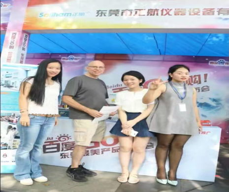 外國友人臨別時(shí)與公司員工合影留念